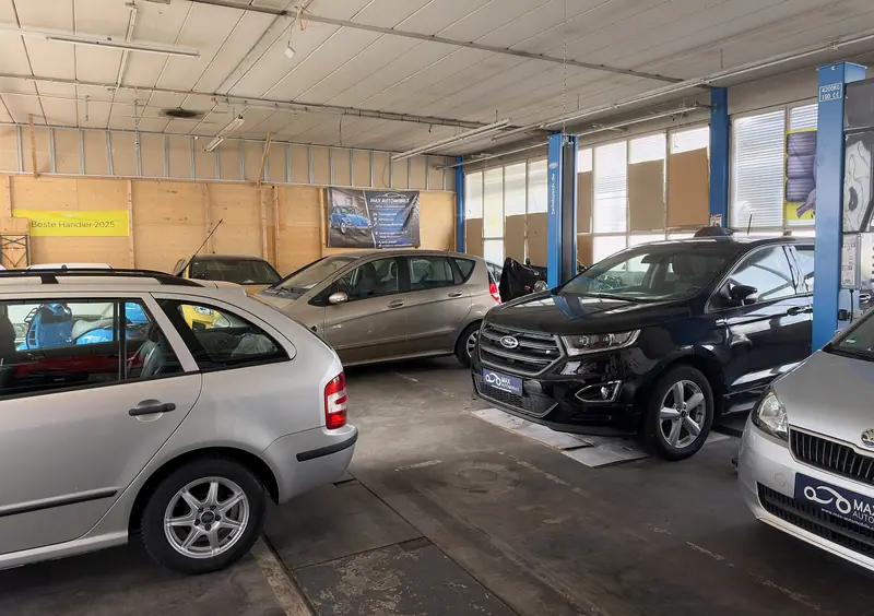 Gebrauchtwagen in der Halle von MAX Automobile