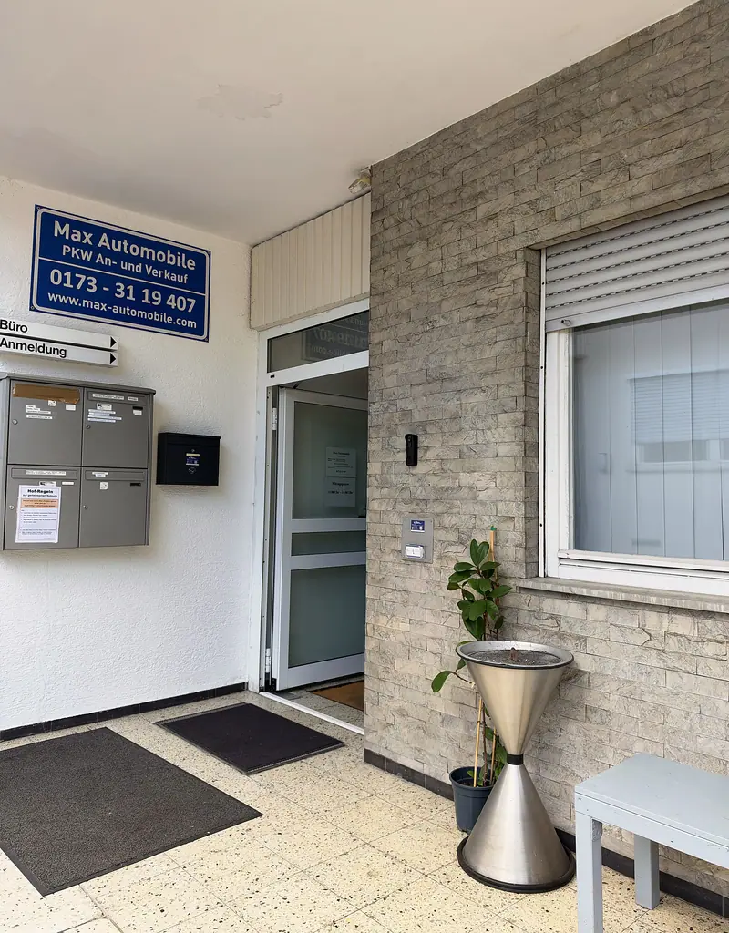 Eingang zum Büro mit Schild MAX Automobile