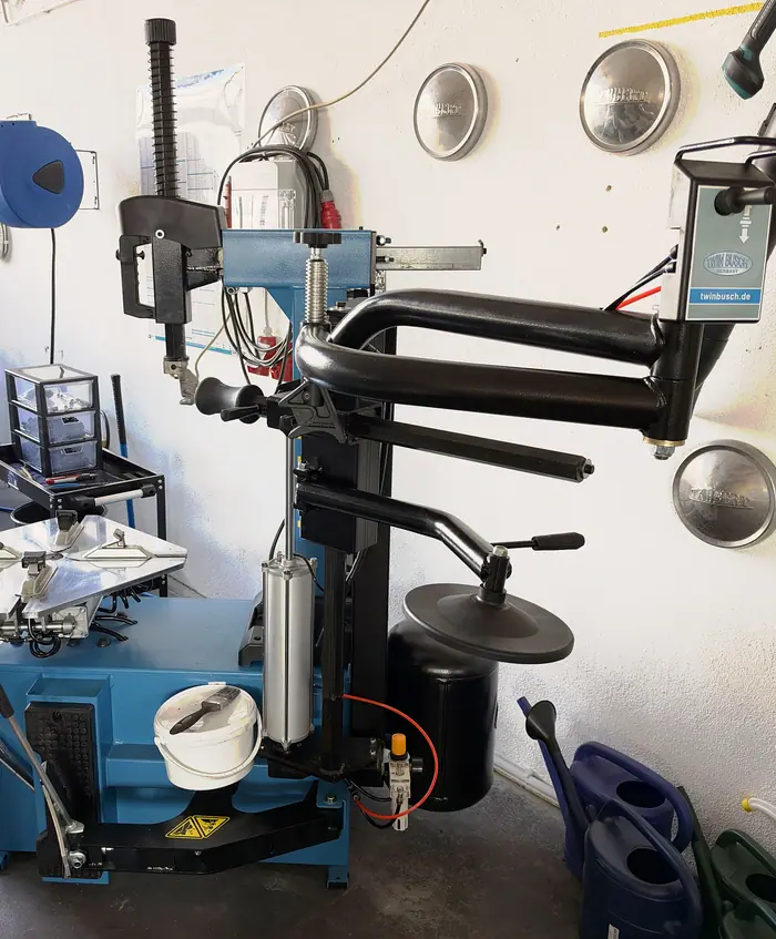 Reifenmontiermaschine mit Hilfsarm