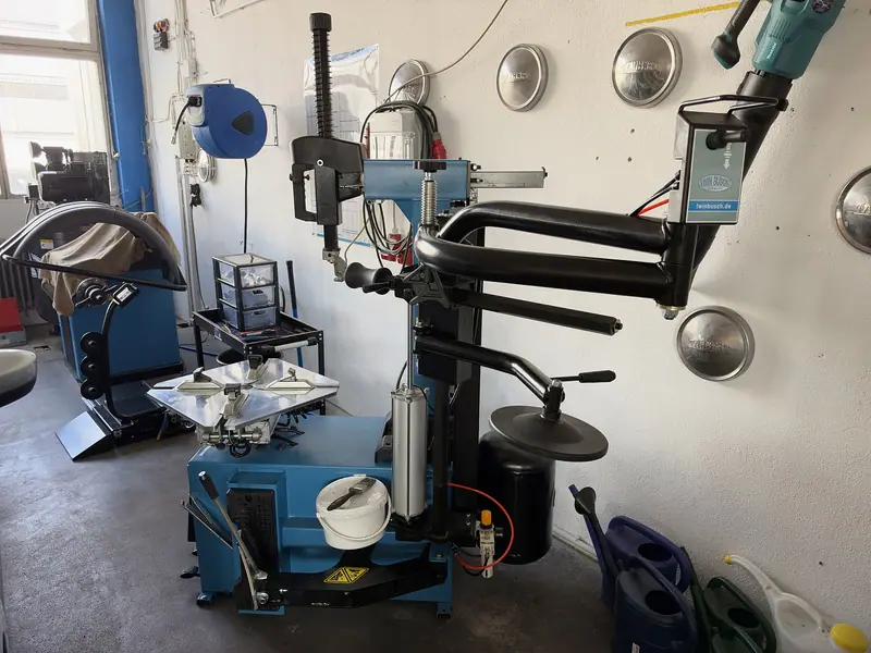 Reifenmontiermaschine in der Werkstatt
