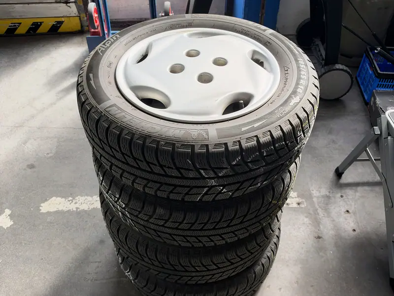 Satz Winterräder in der Werkstatt
