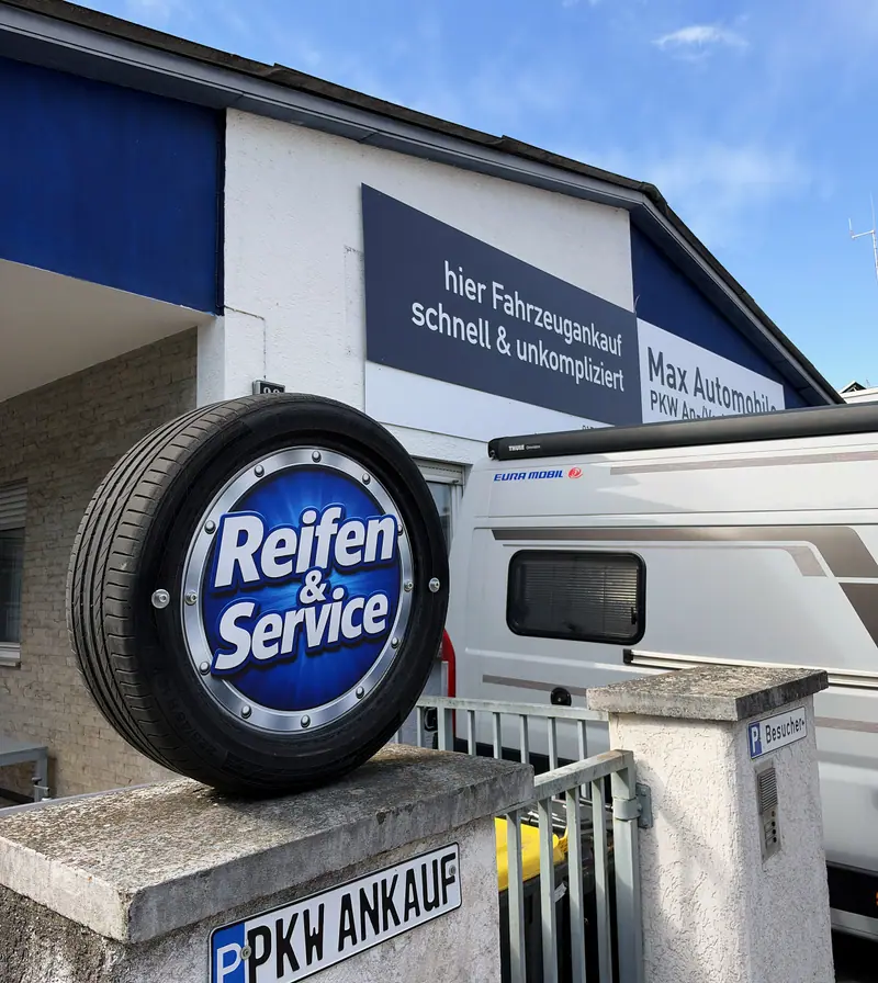 Schild Reifen & Service und Schild PKW Ankauf an der Einfahrt