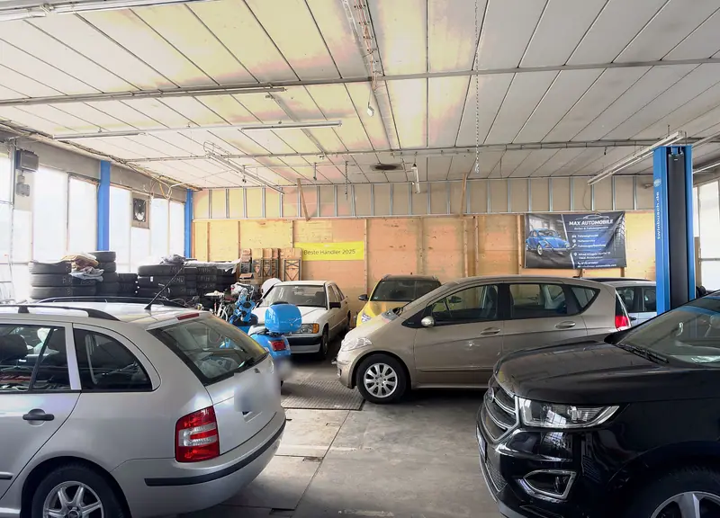 Halle von MAX Automobile mit vielen Fahrzeugen und Hebebühne