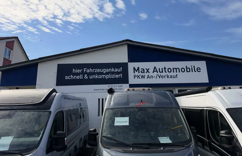 Kastenwagen und Transporter vor der Halle von MAX Automobile